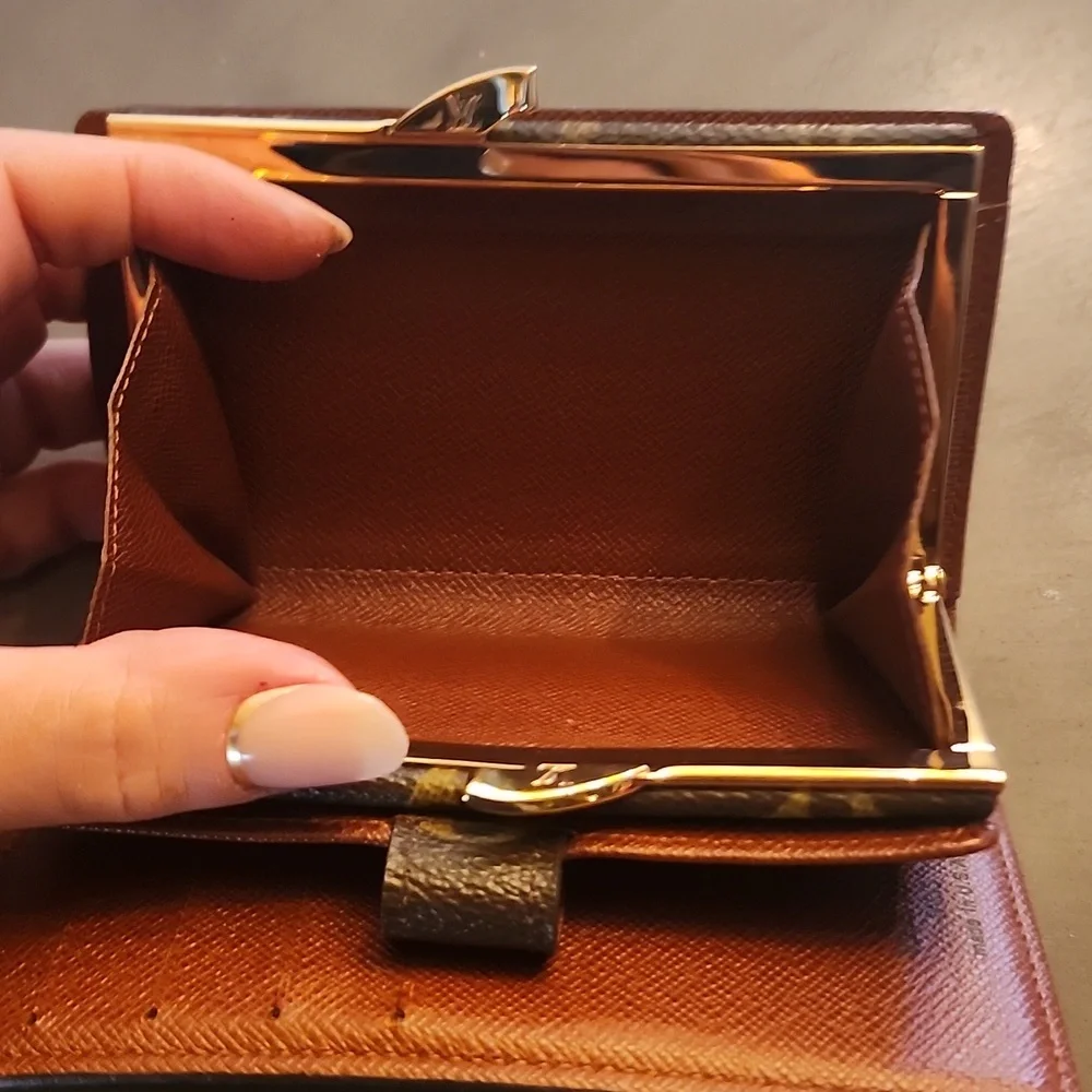 Louis Vuitton Kisslock Wallet - Picture 6 of 10